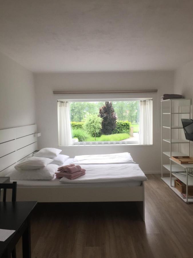Studiovy Apartman V Zahrade โปลิเซ นาด เมตูยิ ภายนอก รูปภาพ
